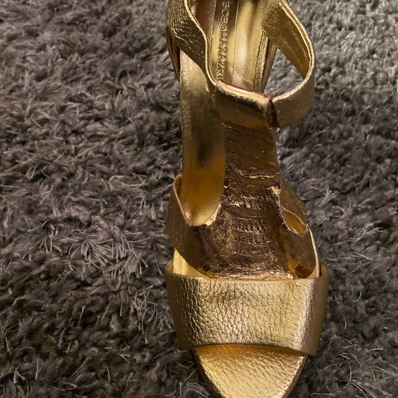 BCBGMAXAZRIA Shiny gold size 8 1/2 stacked heel - Picture 5 of 5